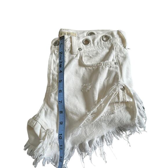 We The Free Grommet White Button Fly Denim Distressed Cut Off Shorts Size 24 - Picture 8 of 8